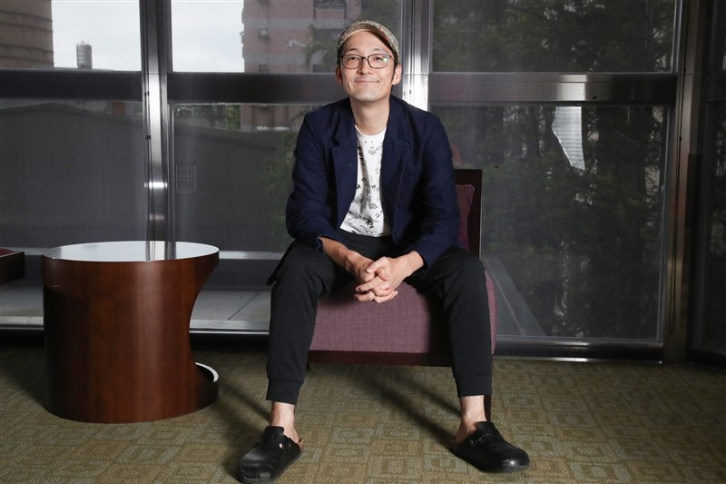 佐藤生說,當時會動念開設YouTube頻道,就是希望自己用心編輯的雜誌,有機會被更多人看見。直到2018年,才決定正式從出版社離職,告別5年台灣上班族生涯,成為自己奮鬥的專職YouTuber。(中央社記者張新偉攝)