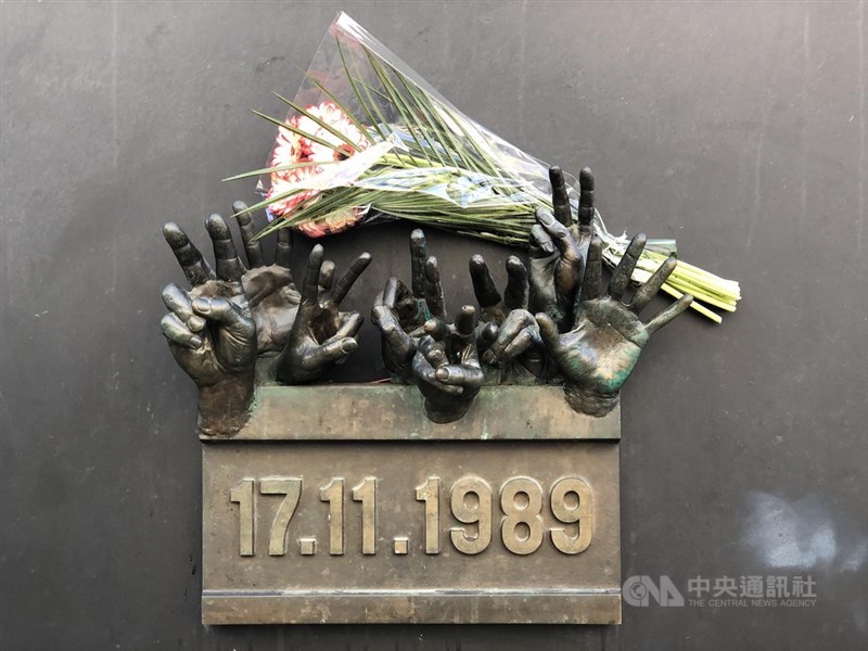 1989年11月17日學生上街遊行被警方鎮壓的現場可見一座紀念的浮雕,這次遊行公認是絲絨革命的導火線。中央社記者林育立布拉格攝 109年8月31日