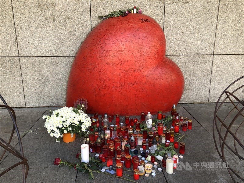 捷克國家劇院旁的哈維爾廣場有一座紅色的心形雕塑,每年一到10月他的冥誕,廣場前擺滿蠟燭和鮮花。中央社記者林育立布拉格攝 109年8月31日