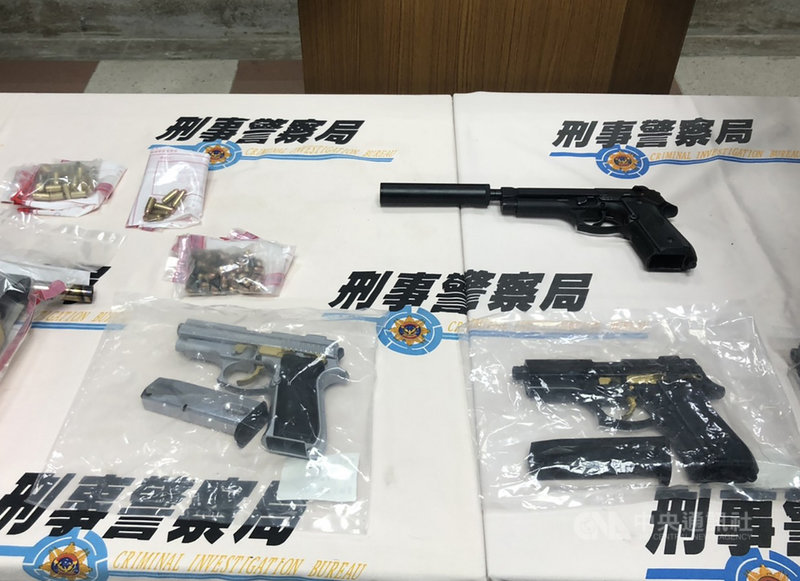 刑事局中部打擊犯罪中心31日宣布破獲一處地下兵工廠,起出多把改造手槍及改造工具、子彈等,並逮捕26歲杜姓男子,警方持續深入調查中。中央社記者趙麗妍攝 109年8月31日