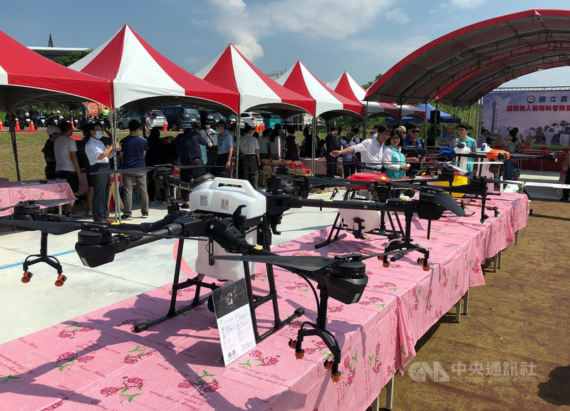 嘉義大學搖控無人機術科考照及訓練場31日啟用,現場除安排植保機任務飛行演練外,還展示大型搖控無人機。中央社記者黃國芳攝 109年8月31日