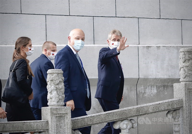 對於中國外長王毅聲稱要捷克參議院議長維特齊(右)為訪台「付出深重代價」,捷克外長佩崔切克31日表示,王毅的發言已逾越尺度,他將明確表示反對。圖為維特齊(右)31日參訪台北當代工藝設計分館。中央社實習記者曾守一攝 109年8月31日