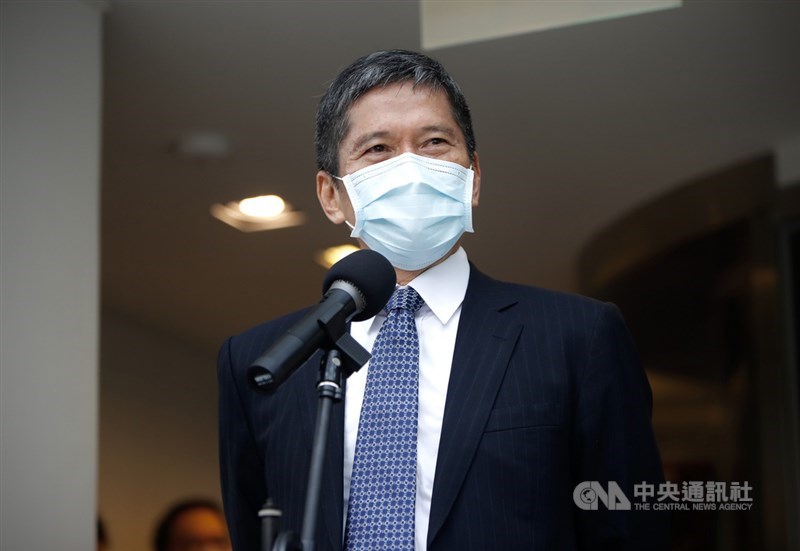 文化部長李永得(圖)31日在台北當代工藝設計分館與捷克參議院議長維特齊等人會面,李永得會後受訪表示,雙方討論包括布拉格愛樂樂團2021年將來台演出,加強台捷雙方文學著作翻譯,以及促進雙方年輕藝術家駐村交流計畫等重點。中央社實習記者曾守一攝 109年8月31日