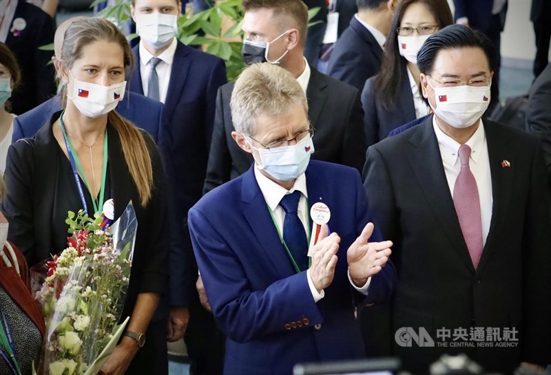 捷克參議院議長維特齊(Miloš Vystrčil)(前中)30日率團訪台,班機上午約11時抵達桃園國際機場,外交部長吳釗燮(前右)前往迎接。維特齊表示,團員們所戴印有雙方國旗的口罩,就是台灣所捐贈的,並以鼓掌傳達感謝之意。中央社實習記者曾守一攝 109年8月30日