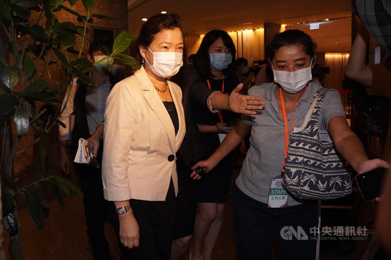 台灣捷克經貿暨投資論壇31日登場,經濟部長王美花(左)會前受訪時表示,在後疫情時代,企業本來就會面臨供應鏈調整問題,而台灣在捷克本來就有相關投資,台捷關係良好,在這樣的背景下,政府樂見其成,也願意提供協助。中央社記者徐肇昌攝 109年8月31日