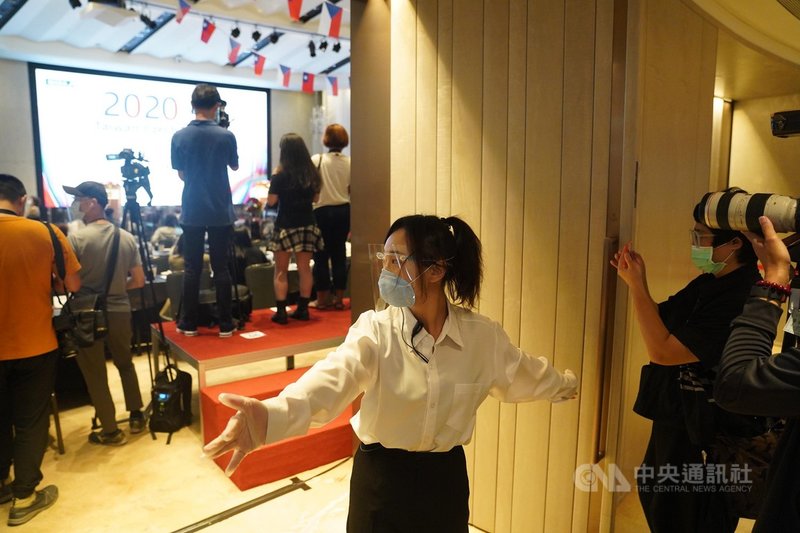 經濟部31日主辦台灣捷克經貿暨投資論壇,飯店人員全副武裝防疫,管制採訪。中央社記者徐肇昌攝 109年8月31日