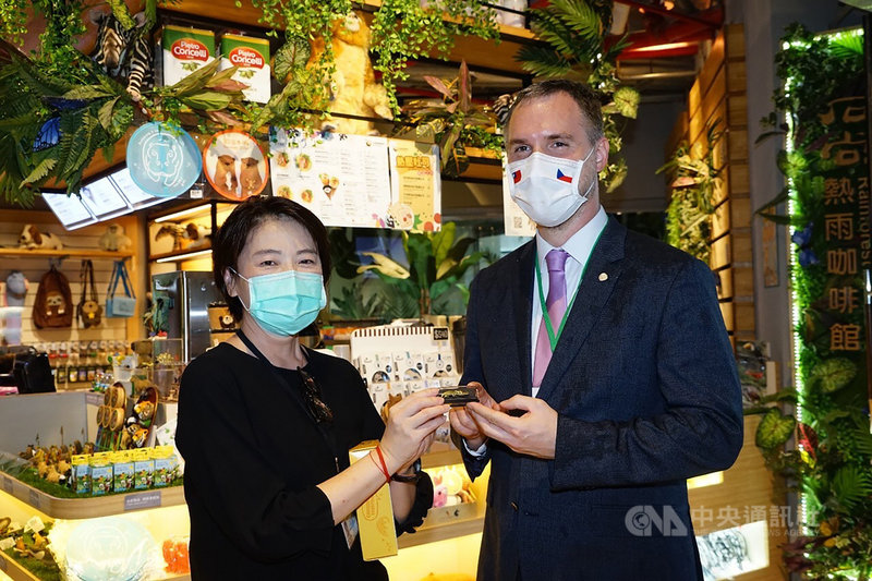 布拉格市長賀瑞普(右)31日參訪台北市立動物園,台北市副市長黃珊珊(左)代表致贈穿山甲造型領帶夾。(台北市政府提供)中央社記者李宛諭傳真 109年8月31日
