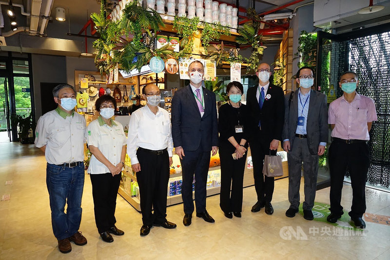 捷克首都布拉格市長賀瑞普(左4)31日下午約4時30分抵達台北市立動物園參訪,總時程1個多小時,全程由台北市副市長黃珊珊(右4)陪同接待。(台北市政府提供)中央社記者李宛諭傳真 109年8月31日