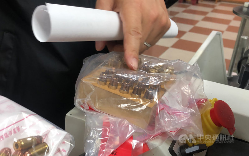 刑事局中部打擊犯罪中心31日宣布破獲一處地下兵工廠,除起出改造槍枝器具,其中更查獲罕見的破片彈(手指處),傷害力極強。中央社記者趙麗妍攝 109年8月31日