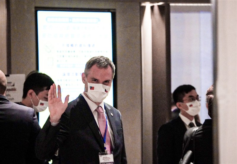 隨團在台北訪問的布拉格市長賀瑞普31日上午抵達台灣捷克經貿暨投資論壇時,向現場守候的媒體記者揮手致意。中央社實習記者張璦攝 109年8月31日