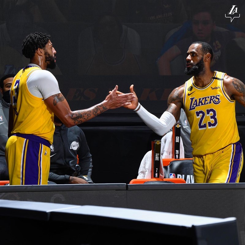 NBA湖人30日迎戰拓荒者,戴維斯(左)與詹姆斯(右)合計攻下79分,收下次輪門票。(圖取自facebook.com/losangeleslakers)
