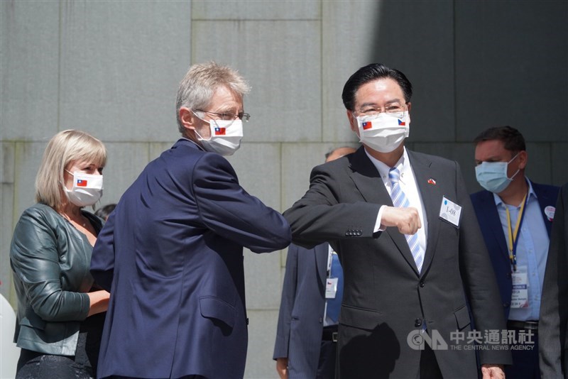 中國外交部長王毅公開反對捷克參議院議長維特齊(前左)訪問台灣,維特齊表示,訪問團成員都是自願訪台,認為這是正確的事。圖為維特齊31日赴政大演說時,與外交部長吳釗燮以碰肘代替握手。中央社實習記者張璦攝 109年8月31日