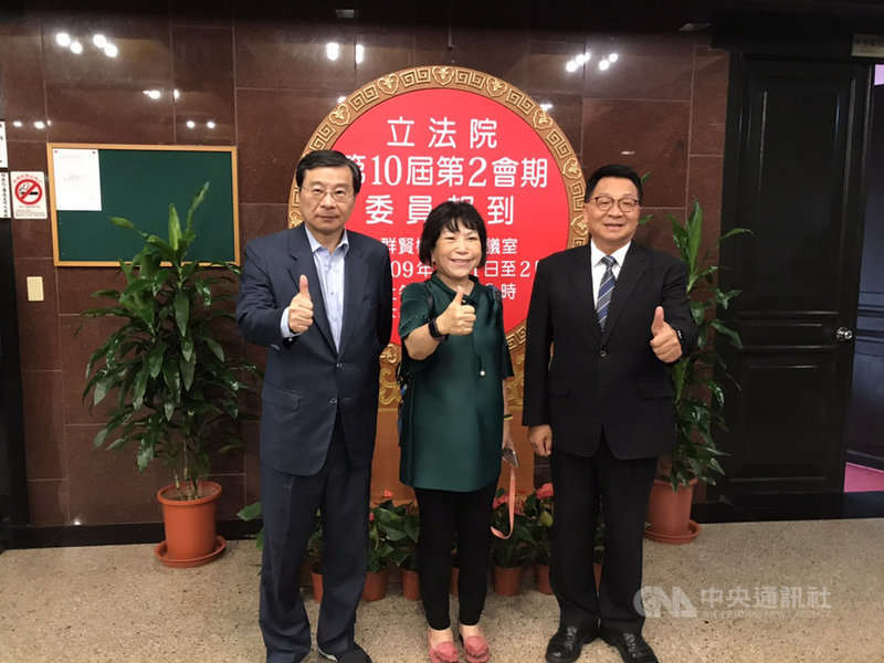 立法院第10屆第2會期立委報到,民進黨立委陳歐珀(右起)蟬聯第一,接續為國民黨立委葉毓蘭第二、曾銘宗第三。中央社記者王承中攝 109年9月1日