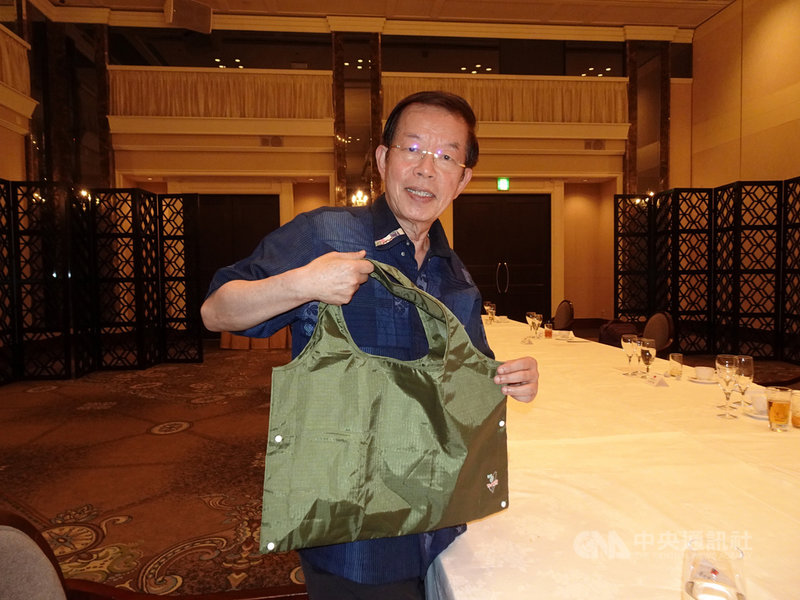 駐日代表謝長廷1日表示,受到武漢肺炎疫情影響,原訂10月初舉辦的國慶酒會取消,並改為贈送伴手禮,包括介紹中華民國歷史的影片、有台灣貢獻字眼的環保購物袋等。中央社記者楊明珠東京攝 109年9月1日