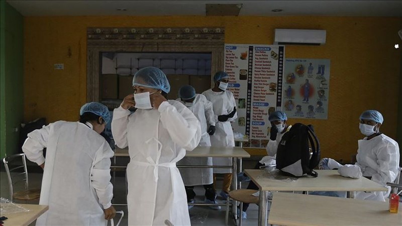 國際特赦組織3日表示,全球已至少7000名醫護人員染疫病歿,其中又以墨西哥最為嚴重。圖為印度新德里醫護人員穿戴防疫設備。(安納杜魯新聞社)