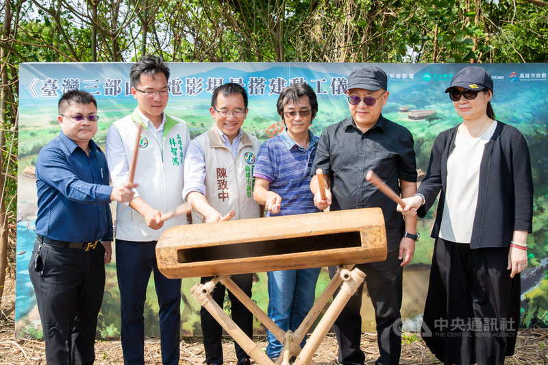 「台灣三部曲」系列電影1日在高雄舉辦電影場景搭建動工記者會,民進黨高雄市議員林智鴻(左2起)、陳致中、電影導演魏德聖、高雄市副市長史哲及文化局長王文翠等人共同擊鼓,宣告開工。(米倉影業提供)中央社記者王心妤傳真 109年9月1日