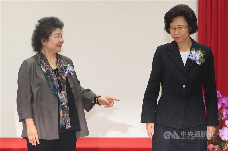 監察院長陳菊(左)1日主持監察院人員交接典禮,新任監察院祕書長朱富美(右)走馬上任。中央社記者吳家昇攝 109年9月1日