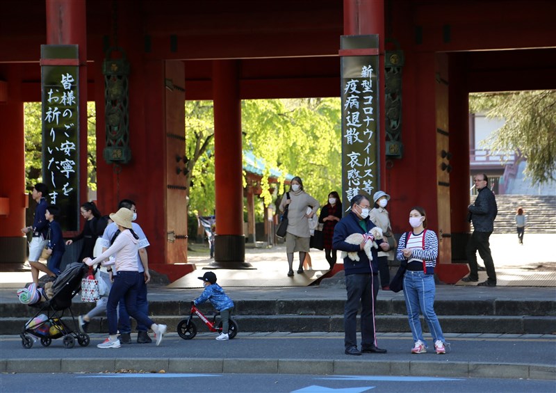 日本政府呼籲市民少出門,但知名的增上寺4月20日還是有不少民眾造訪。圖為增上寺門柱上寫著希望新型冠狀病毒等疫病退散。(楊明珠東京攝)