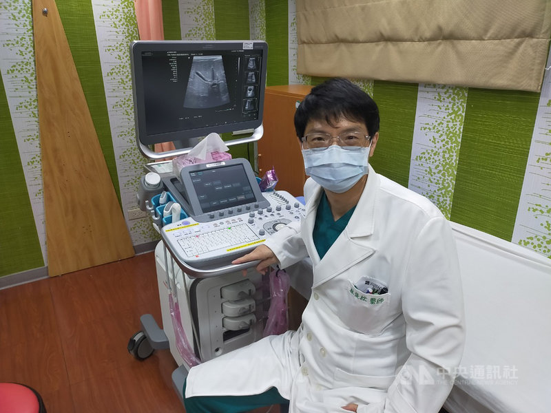 為恭醫院小兒腸胃專科醫師林俊松2日指出,透過雁行團隊小兒科診所轉診一名2個月大女嬰,因母親吸毒垂直感染C型肝炎,目前由寄養家庭照顧,仍須定期追蹤。(為恭醫院提供)中央社記者管瑞平傳真 109年9月2日