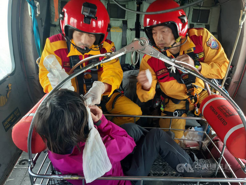 林姓女子等一行5人2日上午前往台中市和平區登山，從油婆蘭營地往小劍山前進，途中她不慎摔傷，空勤總隊出動直升機救援，將林女後送醫治療。（翻攝畫面）中央社記者趙麗妍傳真　109年9月2日