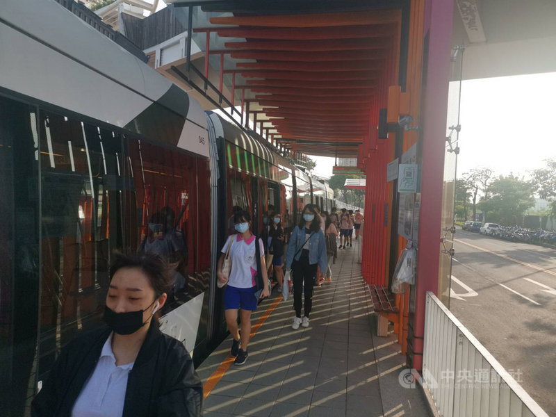 高雄捷運及輕軌雖受到疫情的衝擊,運量大幅滑落,不過輕軌自通車5年以來,累積搭乘已破千萬人次。(高市府提供)中央社記者王淑芬傳真 109年9月2日