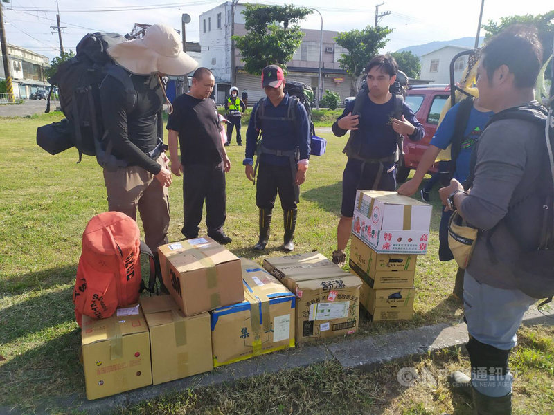 花蓮縣卓溪鄉八通關古道2日傳出1名19歲杜姓男子墜落200公尺深山谷,消防人員獲報後,由空勤載往山區大分山屋,救難人員再徒步至土葛大崩壁附近展開救援。(花蓮縣消防局提供)中央社記者李先鳳傳真 109年9月2日