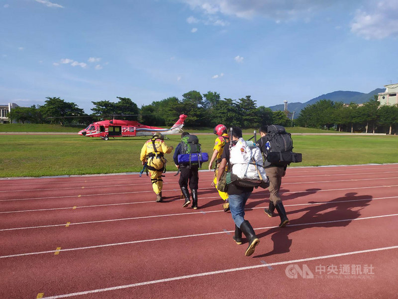 花蓮縣卓溪鄉八通關古道2日傳出1名19歲杜姓男子墜落200公尺深山谷,消防人員獲報後,由空勤載往山區大分山屋展開救援。(花蓮縣消防局提供)中央社記者李先鳳傳真 109年9月2日