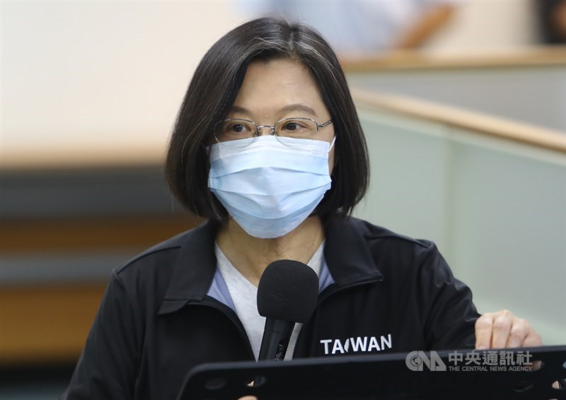 民進黨2日舉行中常會,身兼黨主席的總統蔡英文會前接受媒體聯訪,回應新版護照等議題。中央社記者王騰毅攝 109年9月2日