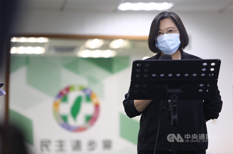 民進黨2日舉行中常會，身兼黨主席的總統蔡英文（圖）會前針對美豬進口議題發表談話。中央社記者王騰毅攝 109年9月2日