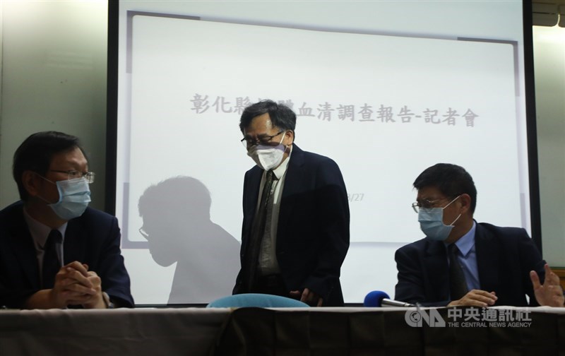 衛福部調查彰化血清抗體研究爭議,台大公衛計畫主持人與彰化衛生局說法陷羅生門,目前啟動跨部會調查。圖為台大公衛教授詹長權(右)、陳秀熙(中)8月27日說明抗體評估結果。中央社記者王騰毅攝 109年8月27日
