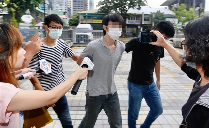 失聯劉姓少女尋獲後,高雄市警2日清晨偵訊誘拐她的羅姓主嫌,訊後依刑法略誘罪、妨害性自主、妨害自由及毒品罪嫌,隨後警方並將羅姓犯嫌(中)移送高雄地檢署。中央社記者董俊志攝 109年9月2日