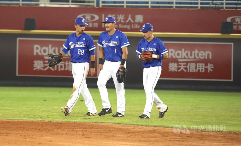 中華職棒樂天桃猿野手陽耀勳1日客串投手,不過曾被砸傷的富邦悍將林哲瑄(中)2日直呼真的會怕;敲出安打的申皓瑋(左)則說,陽耀勳不但球速快還很會跑。(富邦悍將提供)中央社記者楊啟芳傳真 109年9月2日