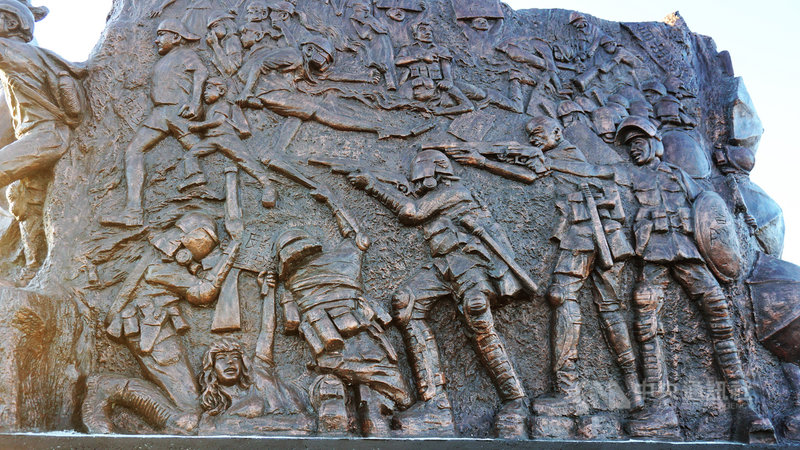 雕塑家陳維明創作「光復香港,時代革命」巨型雕塑,記錄香港自雨傘革命到反送中的示威者身影與感人故事。中央社記者林宏翰洛杉磯攝 109年9月2日