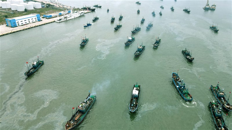 法國世界報9日公布近一年的調查報導，揭發中國船隊在阿拉伯海非法不分晝夜過度漁撈，刻意躲避衛星追蹤，損害漁業資源與他國利益。圖為中國山東省漁船出海。（中新社）