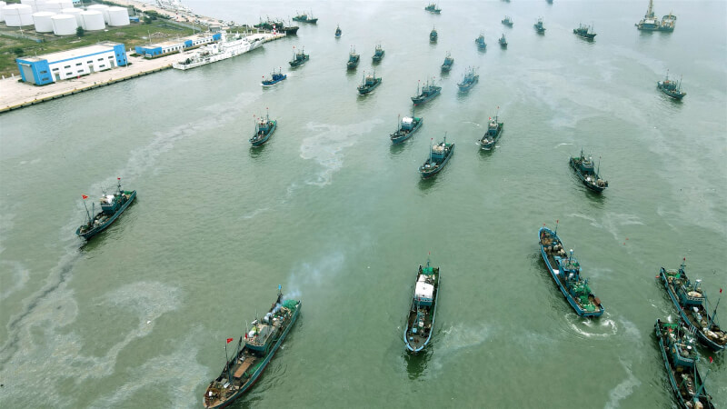 國防部在111年中共軍力報告書中指出，中國透過海釣船、海測船等「以民掩軍」方式，加強台海周邊戰場經營。圖為中國山東省漁船出海。（中新社）