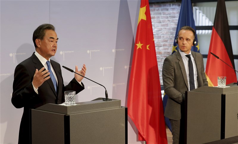 中國外長王毅(左)在德國威脅訪問台灣的捷克參議院議長維特齊要「付出沉重代價」,德國外長馬斯(右)與王毅共同出席聯合記者會時予以反擊。(美聯社)