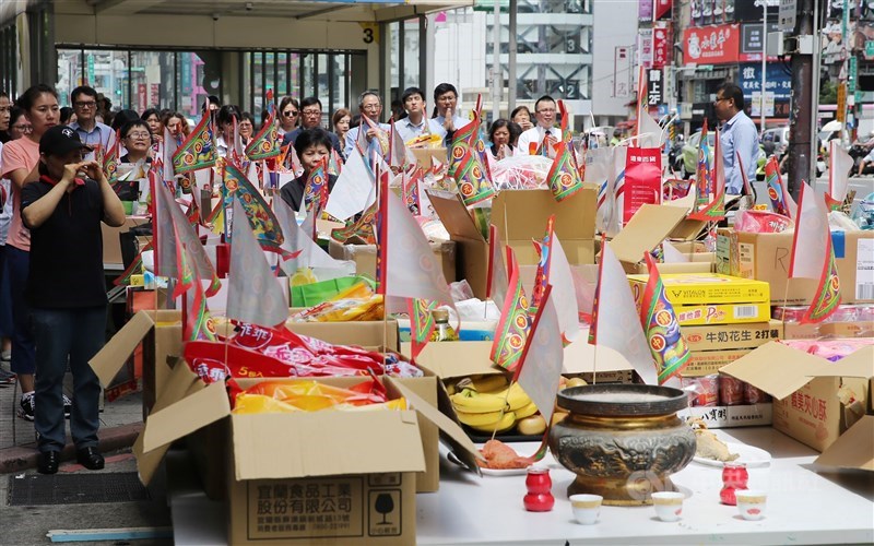 民俗工作者建議,中元普渡可選用時令水果祭拜,但通常不用番茄和芭樂,因為吃下肚後,種子隨著糞便排出落地生根,人們認為不潔。(中央社檔案照片)