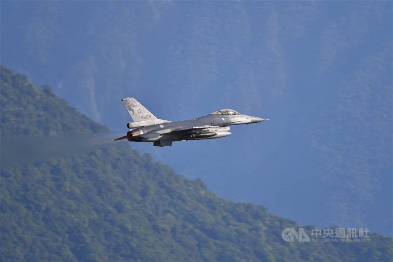 據國防部送交立法院的110年度預算書指出,擬向美採購6具F-16型機新式偵照莢艙。圖為F-16戰機。(檔案照片/蘇姓民眾提供)