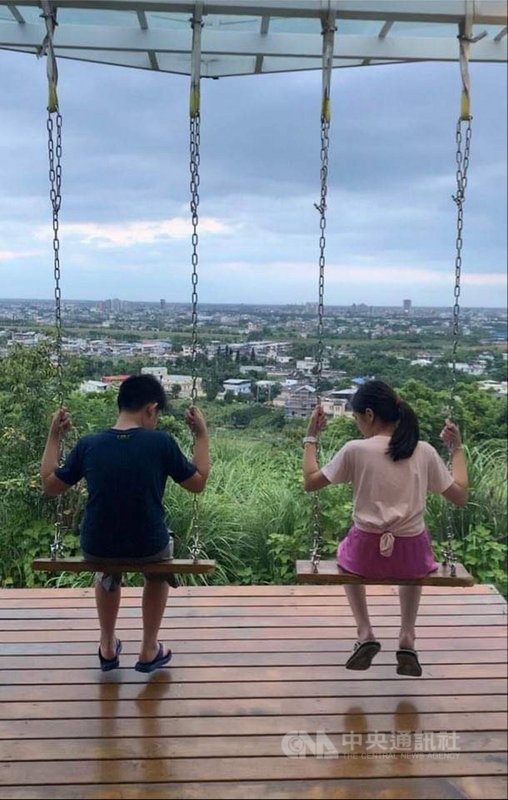 加州矽谷一個台裔家庭帶著5年級的雙胞胎兒女返台過暑假,結果意外決定多留台半年,比起孩子在美國上網課,在台灣能夠正常進到學校上學與生活,覺得感恩。(讀者吳海倫提供)中央社記者周世惠舊金山傳真 109年9月2日