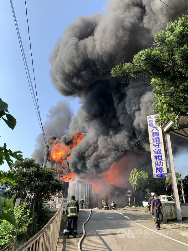 台中市大雅區一家塑膠射出工廠2日上午發生火警,火舌夾雜濃煙竄出,台中市消防局獲報立即派遣人車前往搶救。(民眾提供)中央社記者趙麗妍傳真 109年9月2日