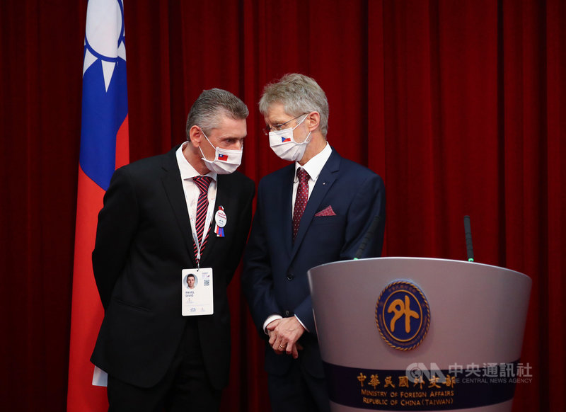捷克參議院議長維特齊(右)3日與捷台商會會長狄維什(左)一同出席外交部聯合記者會,兩人在台上交換意見。中央社記者王騰毅攝 109年9月3日