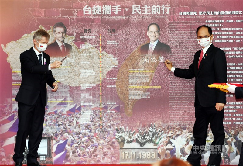 捷克參議院議長維特齊(左)1日受邀到立法院發表演說,會後與立法院長游錫堃(右)到院區內設置的「台捷攜手、民主前行」民主友誼牆簽名留念並合影。中央社記者施宗暉攝 109年9月1日