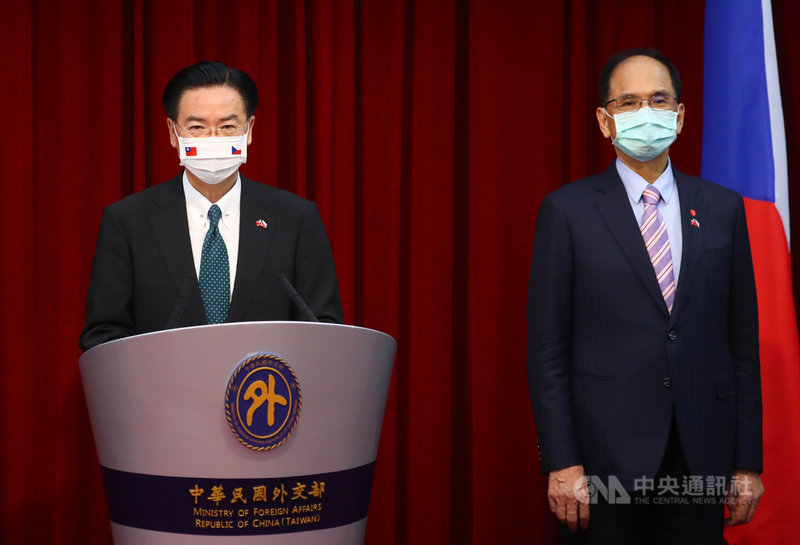 外交部長吳釗燮(左)與捷克參議院議長維特齊3日在外交部舉行聯合記者會,吳釗燮致詞分享交流成果,立法院長游錫堃(右)與會。中央社記者王騰毅攝 109年9月3日