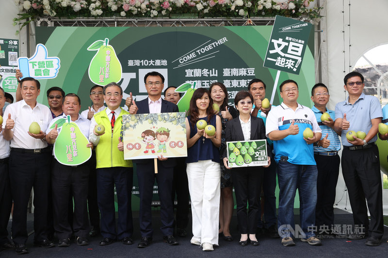 農委會主委陳吉仲（前左4）3日與文旦10大產地農會共同宣布啟動聯合行銷活動，民眾只要購買新台幣600元的文旦，就可登記250元柚香禮券、1000元可登記2張，每人限登記1次，活動將自5日開跑。中央社記者鄭傑文攝　109年9月3日