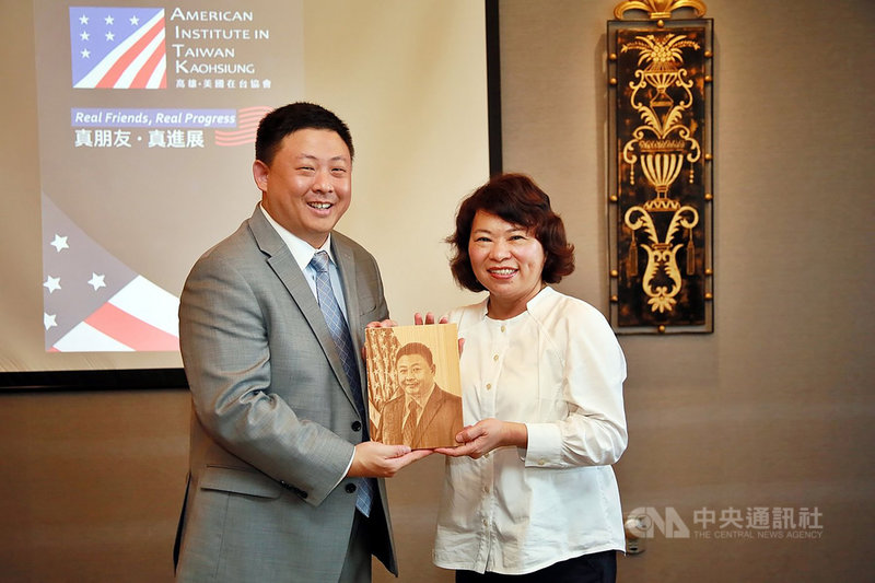 新任美國在台協會(AIT)高雄分處長禹道瑞(Mason Yu)(左)3日與嘉義市長黃敏惠(右)餐敘,黃敏惠特別致贈禹道瑞檜木板畫像。(嘉義市政府提供)中央社記者黃國芳傳真 109年9月3日