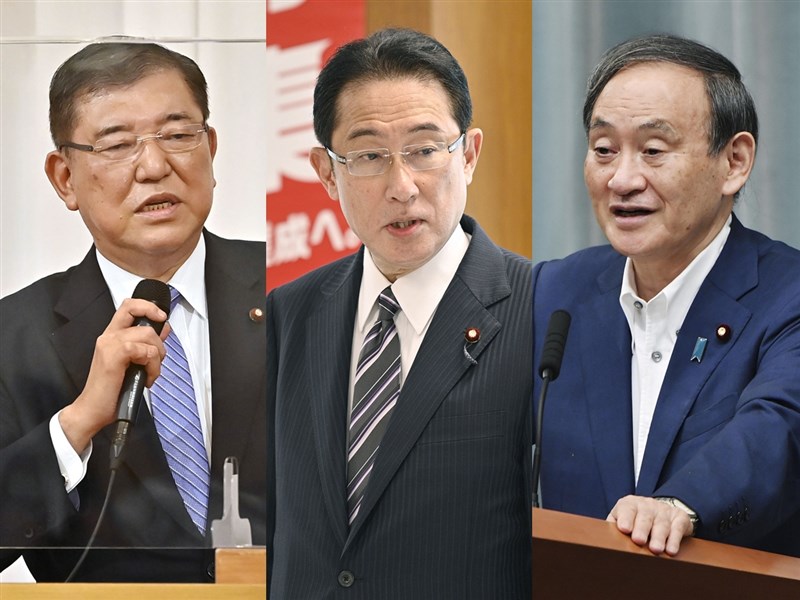 日本內閣官房長官菅義偉(右)2日宣布參選自民黨總裁,與自民黨前幹事長石破茂(左)、政調會長岸田文雄(中)角逐首相安倍晉三接班人。(共同社)