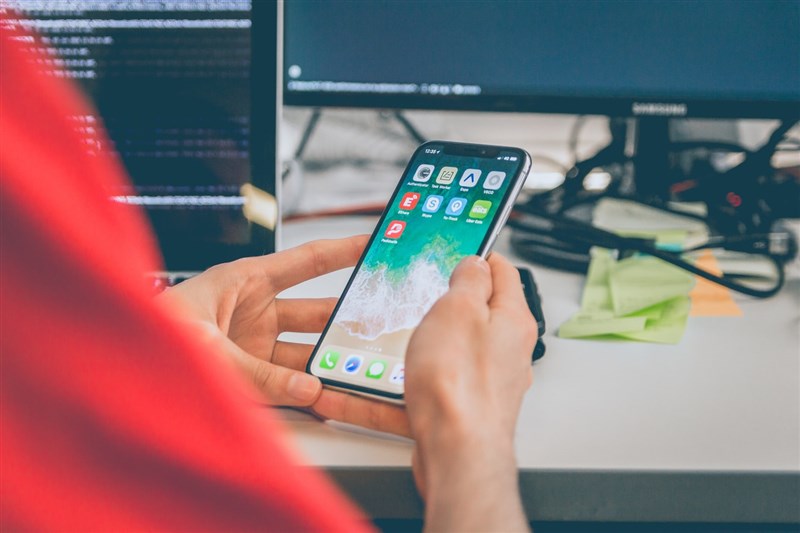 蘋果公司釋出iOS 13.7作業系統更新,可讓用戶加入武漢肺炎暴露通知系統而無須下載App。(圖取自Unsplash圖庫)
