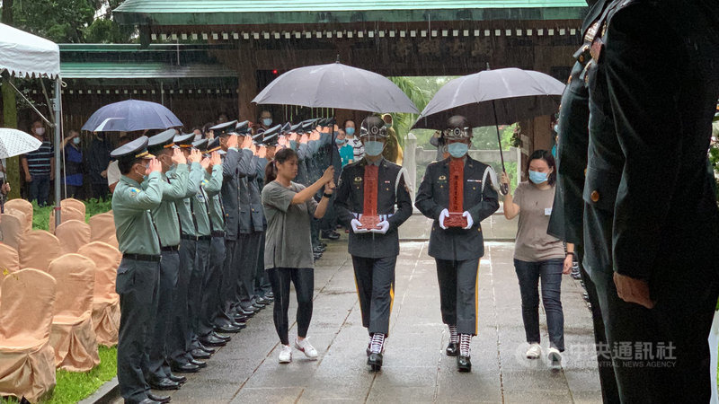 桃園市忠烈祠3日舉行秋祭，同時辦理今年因陸軍戰搜直升機、空軍黑鷹直升機失事墜毀而殉職的簡任專中校、韓正宏總士官長入祀典禮。中央社記者葉臻攝　109年9月3日