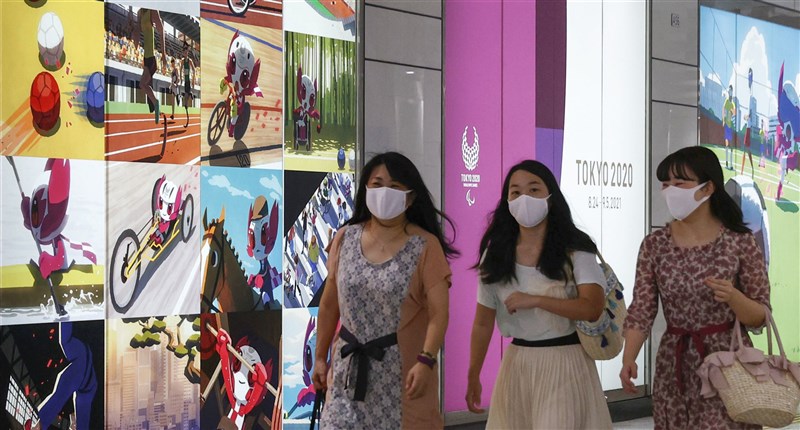 日本武漢肺炎疫情未見緩和,東京街頭民眾戴口罩防疫。(共同社)