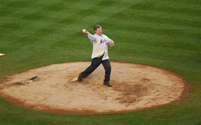 西佛2008年9月為紐約大都會開球,這也是他在MLB球場投出的最後一球。(圖取自維基共享資源;作者:slgckgc,CC BY 2.0)